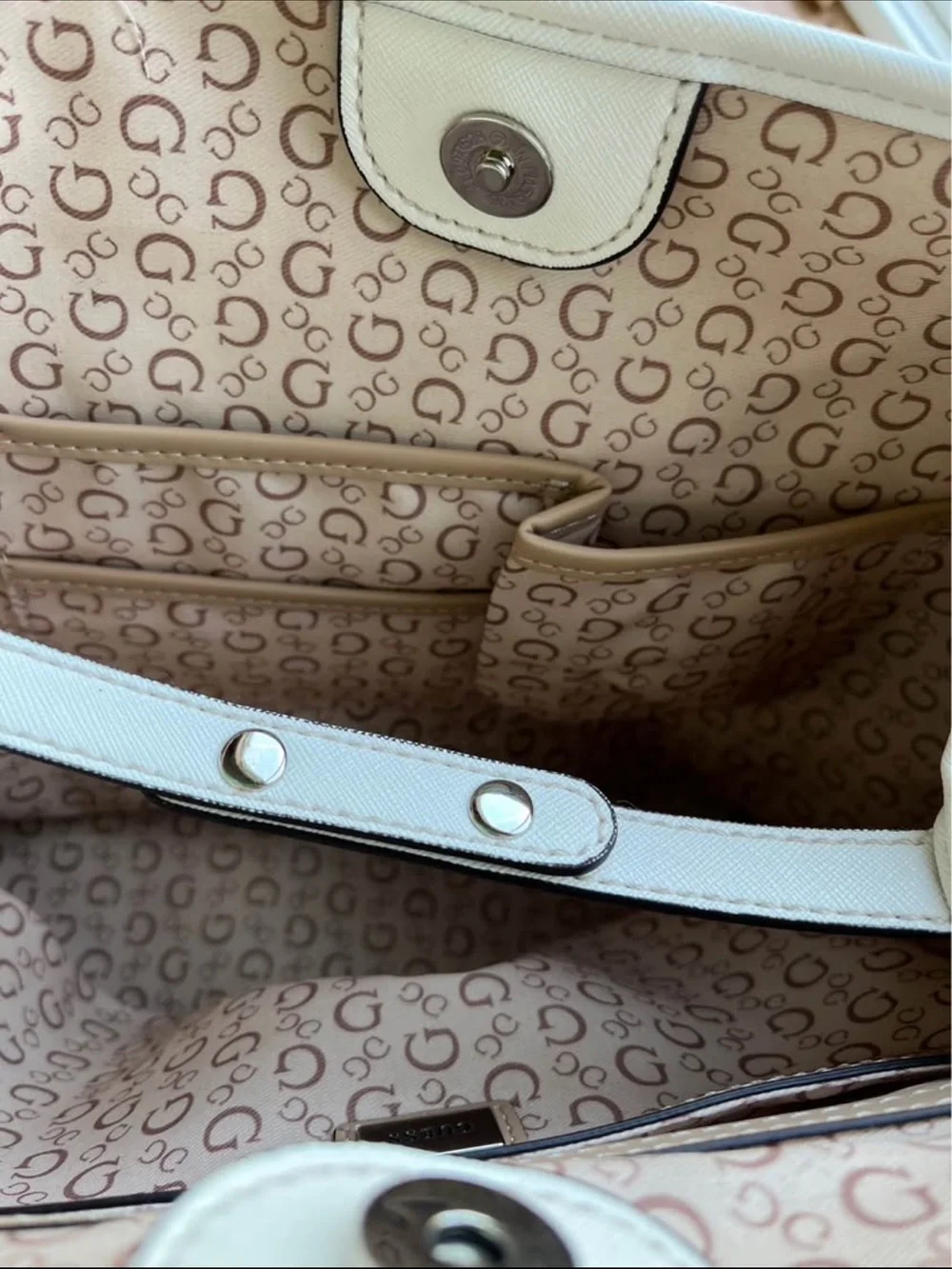 Guess tote prominent